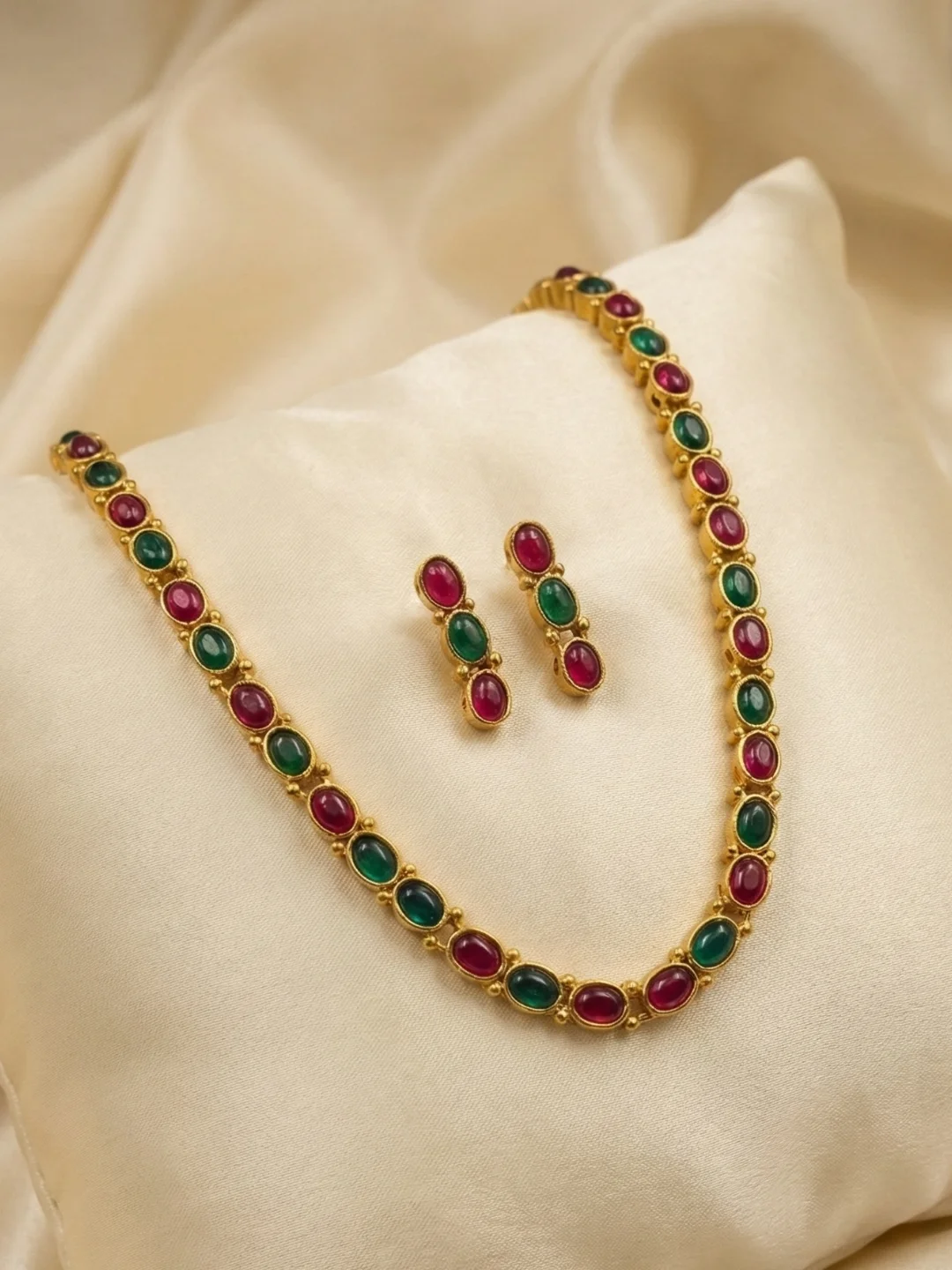 Gold-Toned Red & Green Vintage Curve Ensemble